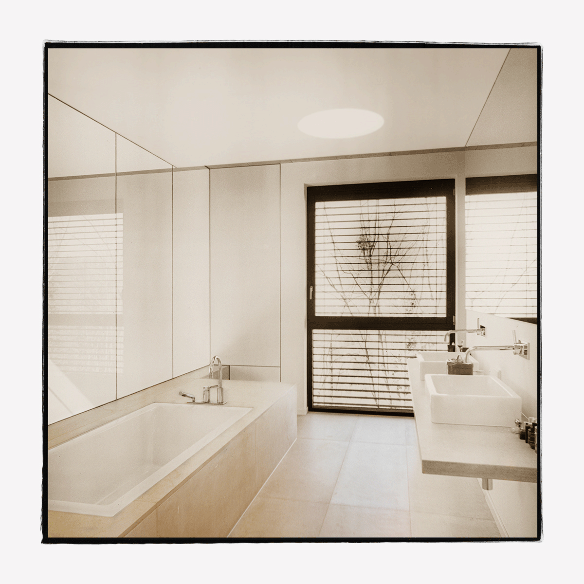 Minimalistisches Badezimmer mit Staurraum hinter einer Tapetentür